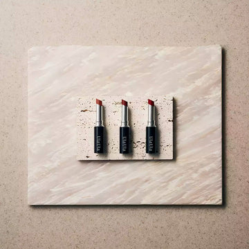 〈 Buy2 Get1 Free 〉UlaUla エッセンシャルリップスティック（01 / 02 / 03） - クレコスハウス